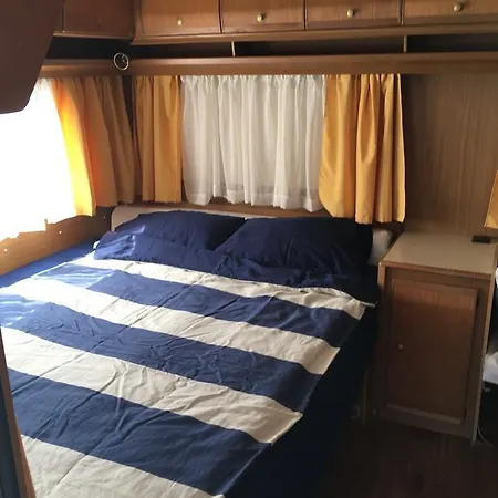 Къмпинг Каравана Смокиня Делукс *