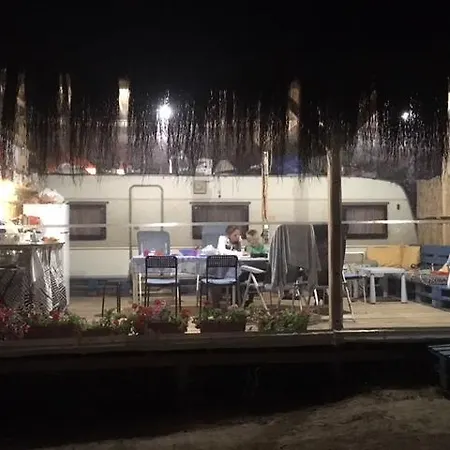 Къмпинг Каравана Смокиня Делукс